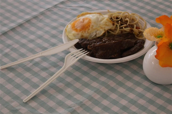 จานและช้อนส้อมที่ย่อยสลายได้
